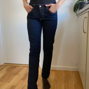 Mörkblå jeans M storlek, bra skick, 1-2 gg använts 