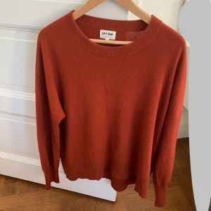 Soft Goat O-Neck Boyfriend Tröja - Nypris: 2800 kr Sällsynt färg Mycket bra skick! Som nyskick Storlek: L (kan passa M) 100% Kashmir