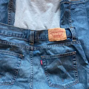 Levi’s jeans, köpt begagnat för ganska längesen och har inte kommit till användning, dom är rätt så lågmidjade och skulle säga att dom är straight i benen. Kan skicka fler bilder eller mått!🩷