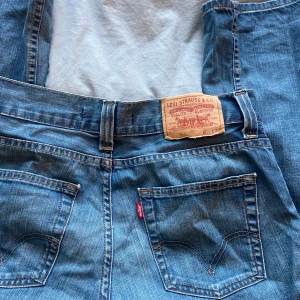 Levi’s jeans - Levi’s jeans, köpt begagnat för ganska längesen och har inte kommit till användning, dom är rätt så lågmidjade och skulle säga att dom är straight i benen. Kan skicka fler bilder eller mått!🩷