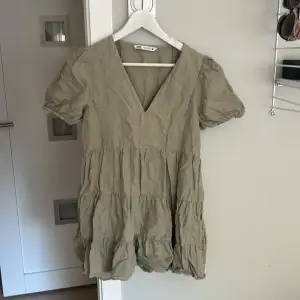 Linnéklänning från Zara. Den har blivit för kort för mig 😕Jättefin färg och väldigt skön på sommaren!   ( Ursäktar att den är skrynklig)