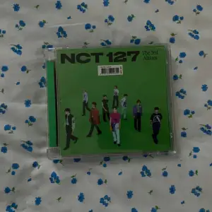 kpop gruppen nct 127 Vol.3 sticker album i nyss skick som fortfarande har allt innuti dock ör postcarden på mark från gruppen. 