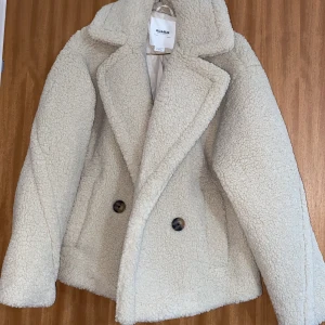 Stickad beige jacka - Hör är en stickad beige jacka som är jätte varm och funkar till vintern helt ny har inte haft en ända gång. Köpt för 799 kr. 