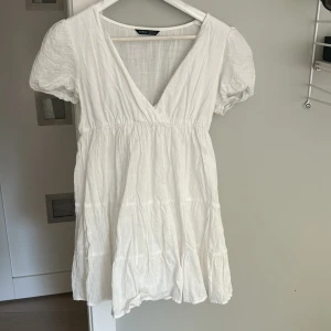 Linnéklänning - Linnéklänning från Shein. Köpt för längesen men var för kort för min smak och därmed aldrig använd. (178 cm). 