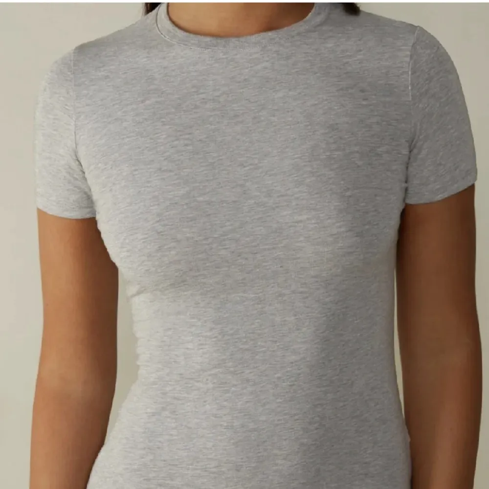 Säljer min grå intimisimi T-shirt i jättefint skick då jag inte tycker att jag passar i grå💞 tryck gärna på köp nu. T-shirts.