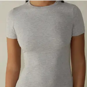 Säljer min grå intimisimi T-shirt i jättefint skick då jag inte tycker att jag passar i grå💞 tryck gärna på köp nu