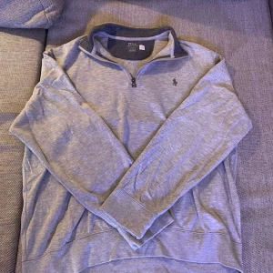 Polo Ralph Lauren half zip - En fin half zip från Polo Ralph Lauren som jag växt ur. Hör av er för fler bilder. 