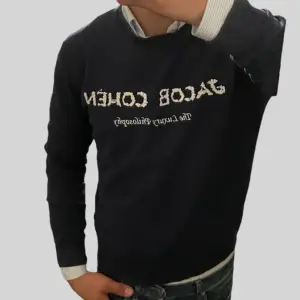 Säljer denna jacobcohen tröjan perfekt för dig som söker en go tröja till sommarkvällarna nu framöver. Vid frågor och funderingar skriv gärna!