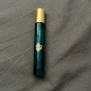 Säljer min 10 ml Versace Eros  - Parfym har använts några gånger den är inte helt ful men det är mycket kvar 