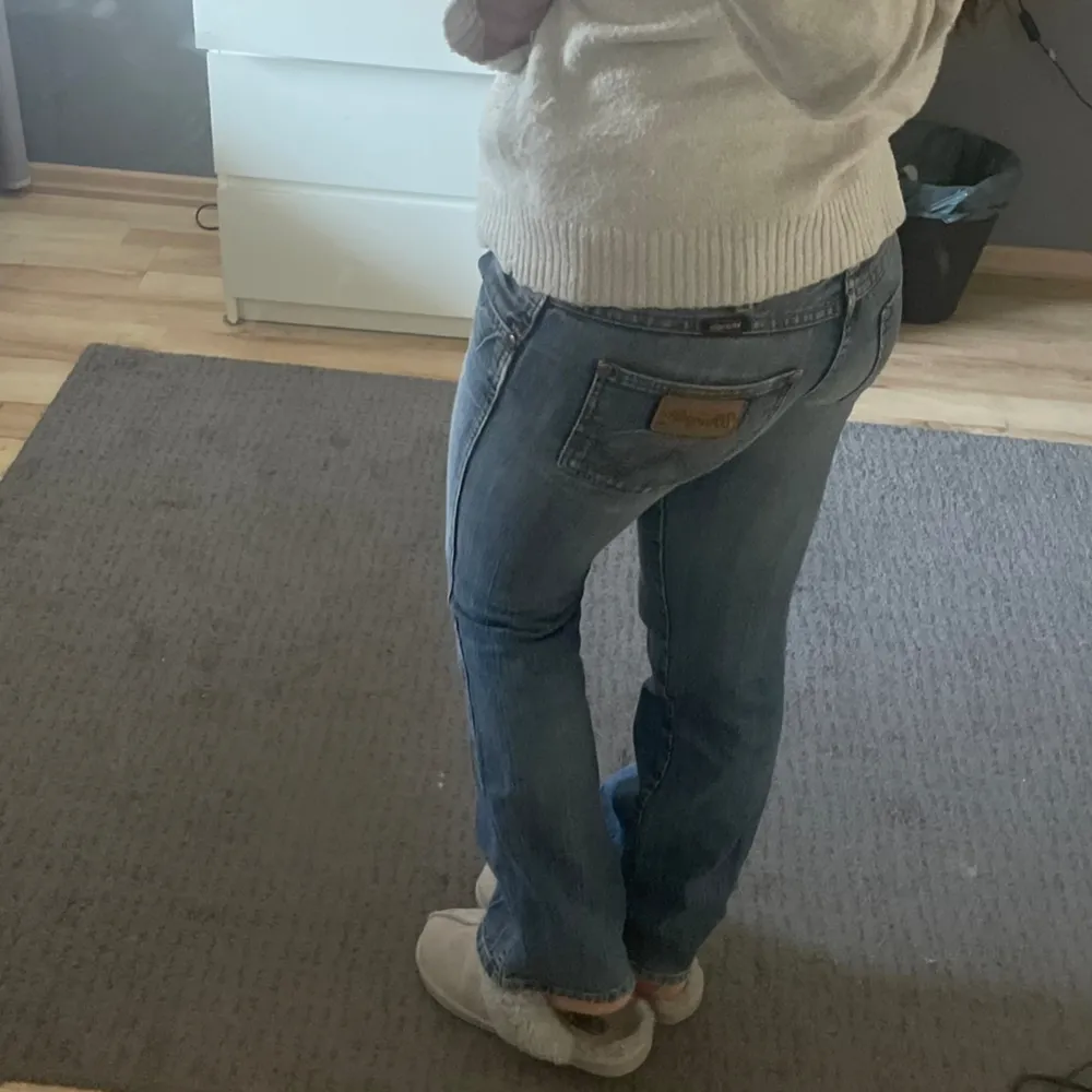 Säljer mina jättefina wangler lågmidjade bootcut jeans då det är för korta. Super bra passform och fin färg, älskar bakfickorna. W26-30. Jag är 163 cm lång.💕. Jeans & Byxor.