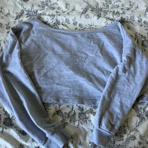 Offshoulder hoodie - Säljer denna gråa offshoulder hoodien från Missguided. Använd ett fåtal gånger. Jag själv använder den som en oneshoulder och den är lite kortare. Står att det är för tall men passar fortfarande mig som är kort.