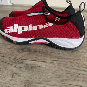 Skor - Ett par sneakers/springskor från Alpina i strl 40. Helt nya, tyvärr ej min stil. 