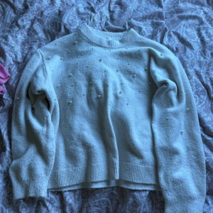 Stickad kofta med pärlor - Stickad kofta i bra skick