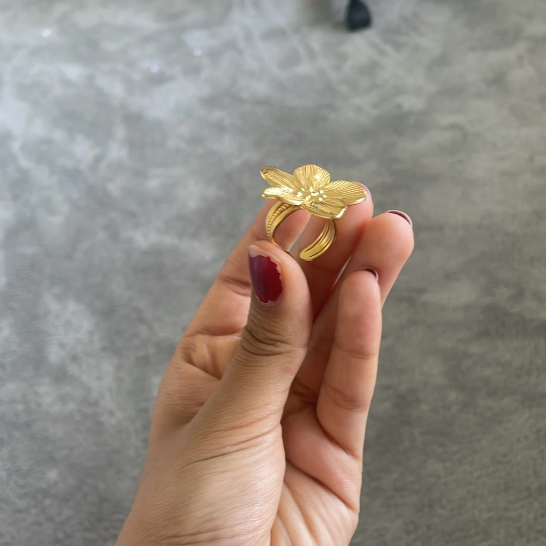 Blomring i guld - 93