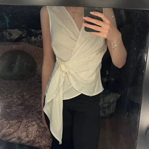 Topp - Man knyter fast i midjan själv, därför kan man justera strl i midjan. Den är i strl 42 men passar mig som är xs/s