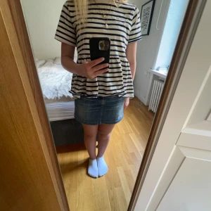 Zara tröja - Randig t-shirt med volang längst ner. Storlek S❤️