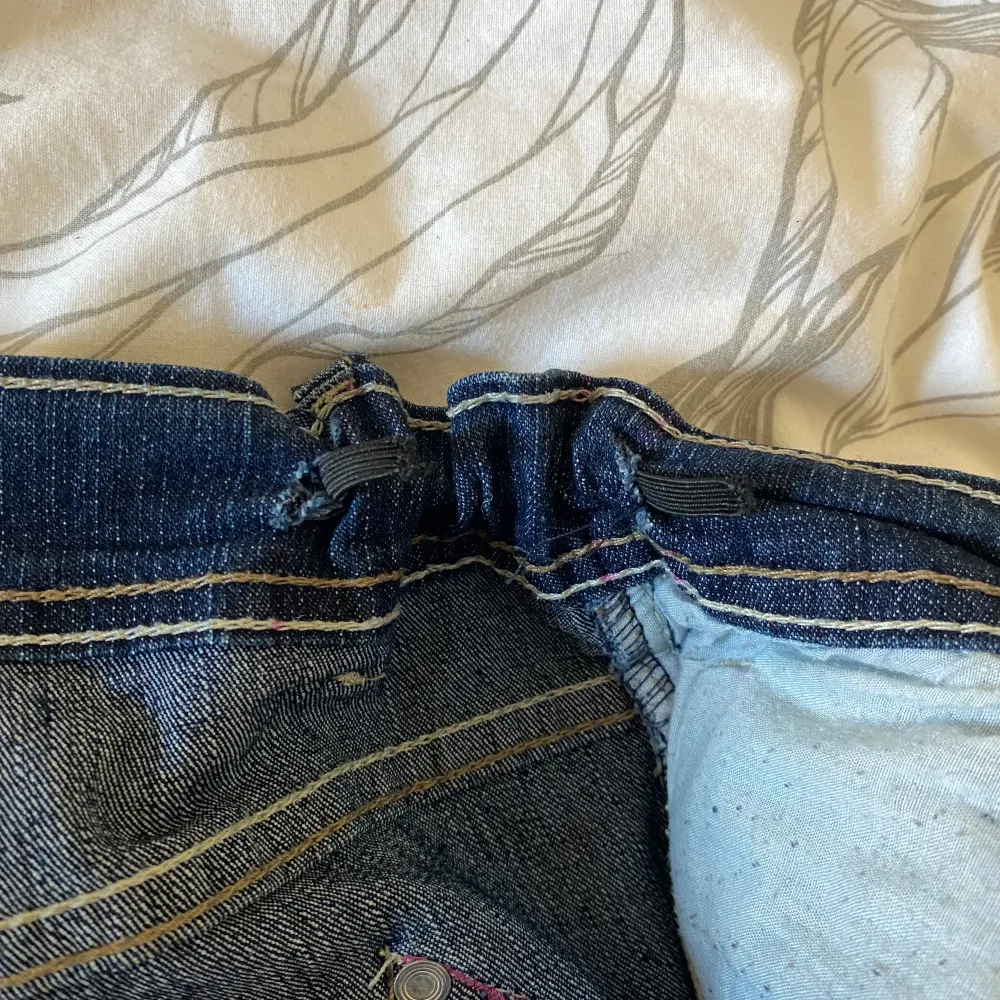 Fina lowwaist jeans i bra skick! Midjan är insydd med resår men det syns inte utanpå när man har på sig jeansen 💞 jag är 170 cm lång och de går ned till golvet på mig!  Midja: ca 40 cm Benöppningsmått: 25 cm Innerbenslängd 76 cm Midjehöjd 22 cm. Jeans & Byxor.