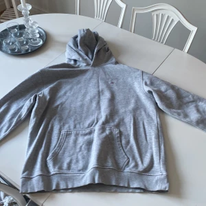 Tommy Hoodie - Bra kvalitet, snören borta från huvan. Något mörk ”fläck” som man knappt ser (bild 4)