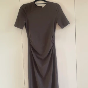 Zara klänning - Jätte fin på! Brun/grå färg.  Prislapp kvar!