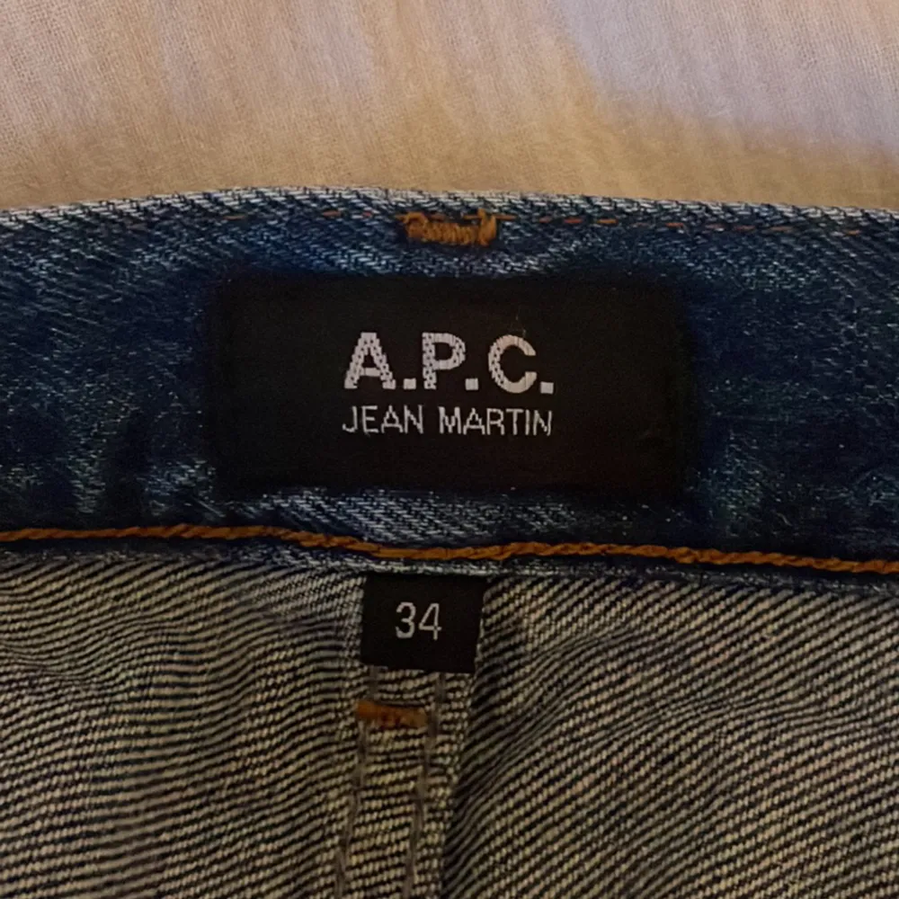 Hej! Säljer mina A.P.C jeans som jag köpt i Milano. Anledning till att jag säljer är pga att jag inte använder dem. De är använda ca 2 gånger. Storlek är 34, jag är 185 och de passar mig perfekt. Nypris var 2600. Jeans & Byxor.