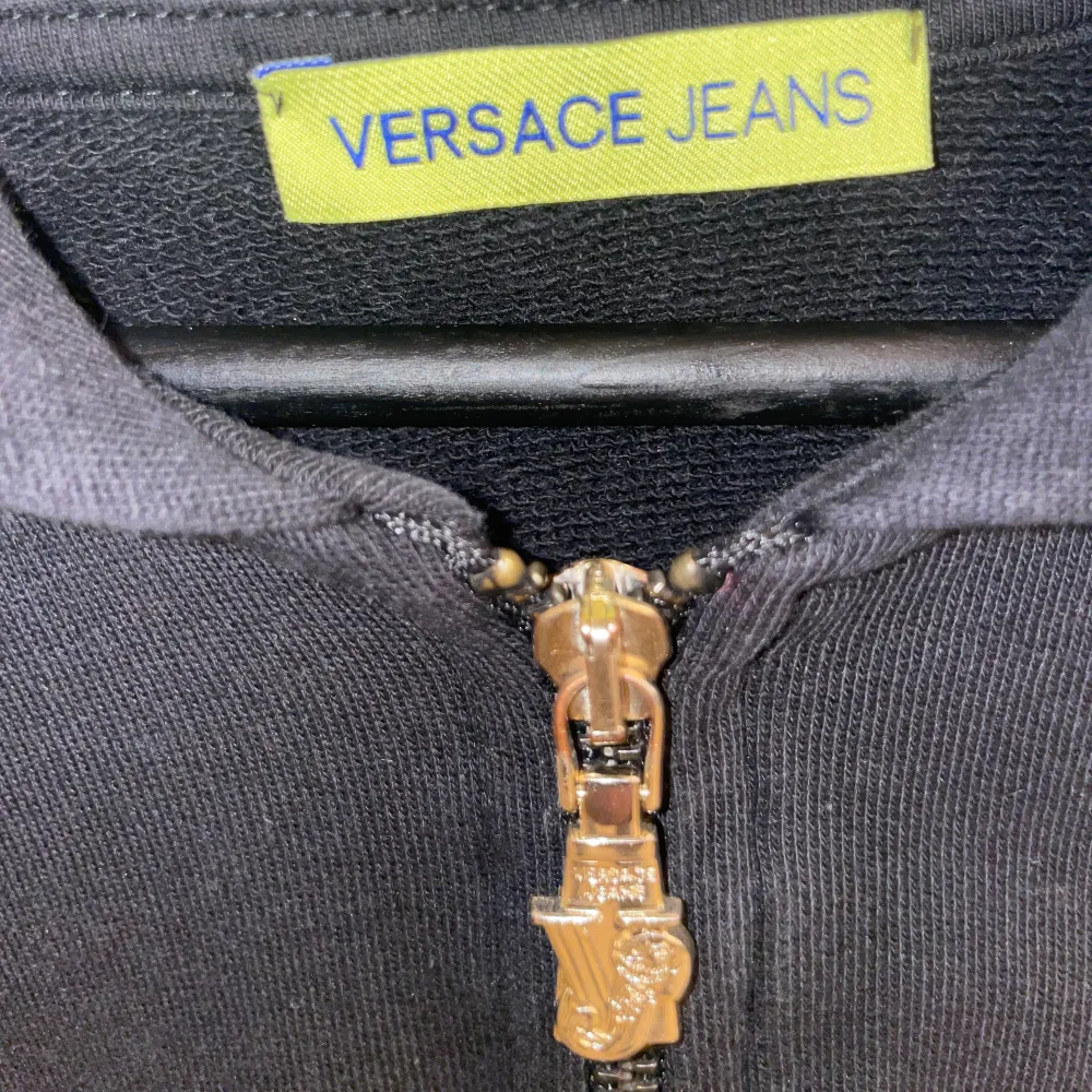 Versace jeans hoodie, knappt använd.. Hoodies.