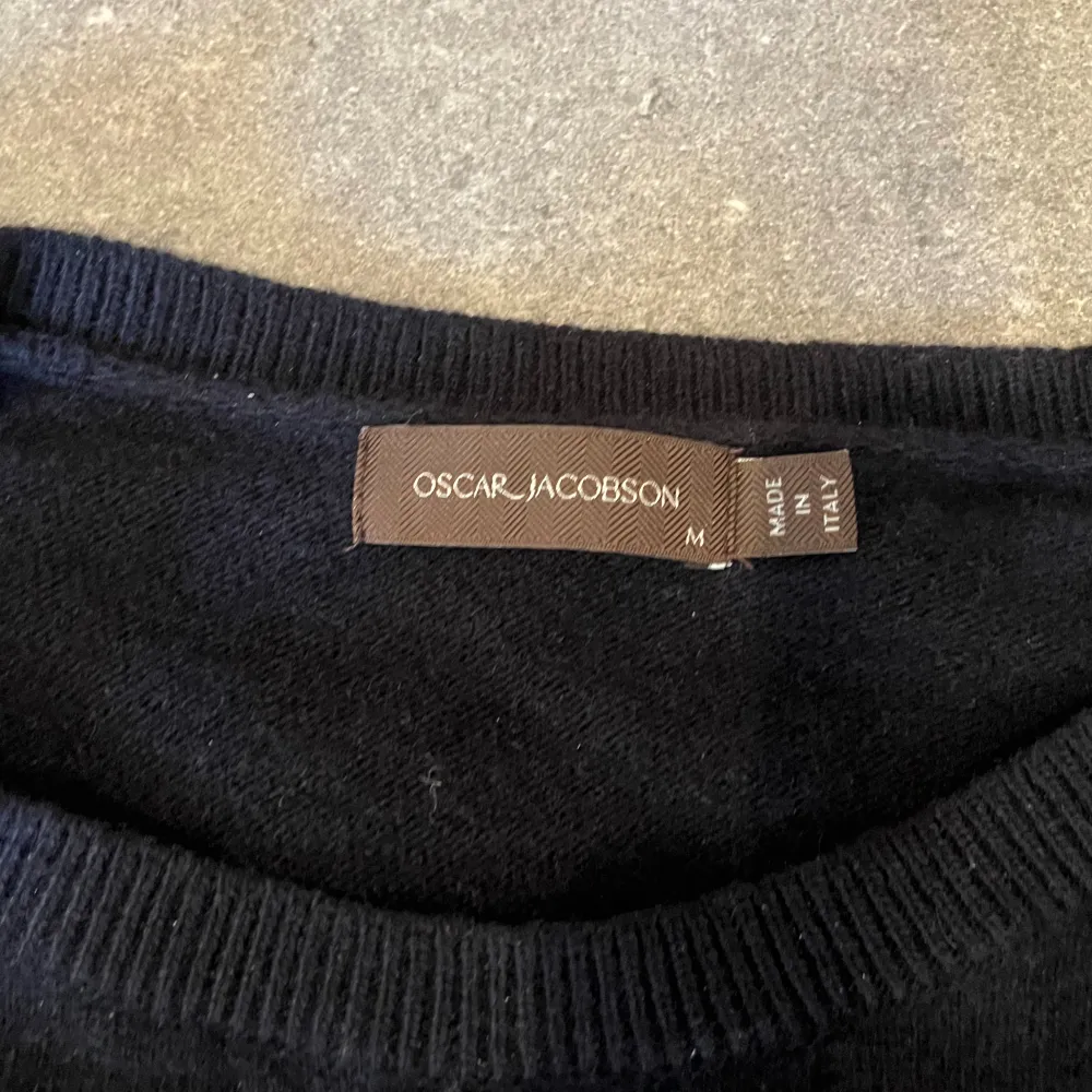 Tjena säljer nu en stilren stickad tröja från Oscar Jacobsson. Köpt för 1200. Har max använt tröjan 5 gånger så den är som ny. Tveka inte på att höra av dig om du har en fråga 😁. Tröjor & Koftor.