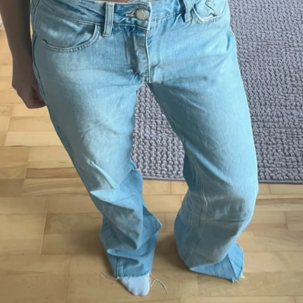 Ett par oversized jeans fran Zara, gammal modell. Storlek 34. Jättebra skick. Kontakta för fler bilder.💕. Jeans & Byxor.