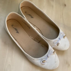 Vita ballerinaskor - Vita ballerinaskor i strl 37💕hela men smutsiga 