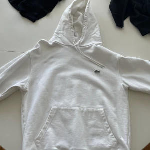 Lacoste Hoodie - Vit Lacoste Hoodie i storlek medium. Jag är 190 och den är lite för liten. Skulle säga att modellen är mellan 183-188. Nypris ligger på 1500kr.