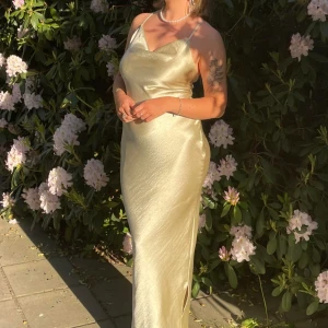 Balklänning/långklänning  - Säljer min balklänning i färgen champagne/ljus beige/guld med slits längst ner. Endast använd en gång, i bra skick✨️👗