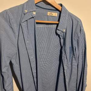 Jättefin rutig skjorta från Hollister med helfärgad blå bröstficka. Storlek S!
