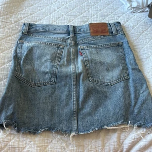 Levis jeanskjol  - Jeanskjol från Levis i väldigt bra skick. Storlek 26 
