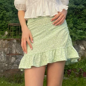 Blommig kjol - En så fin blommigkjol men som tyvärr är för liten. Är i nyskick!🤍