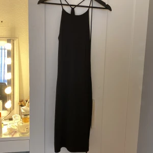 Fin svart klänning från Gina 💕 - Fin har aldrig använt den den e tajt och har testat den och den sitter så vackert och fint och man får kropp i den från Gina storlek S den har ett x där bak 😍👍🏽💕