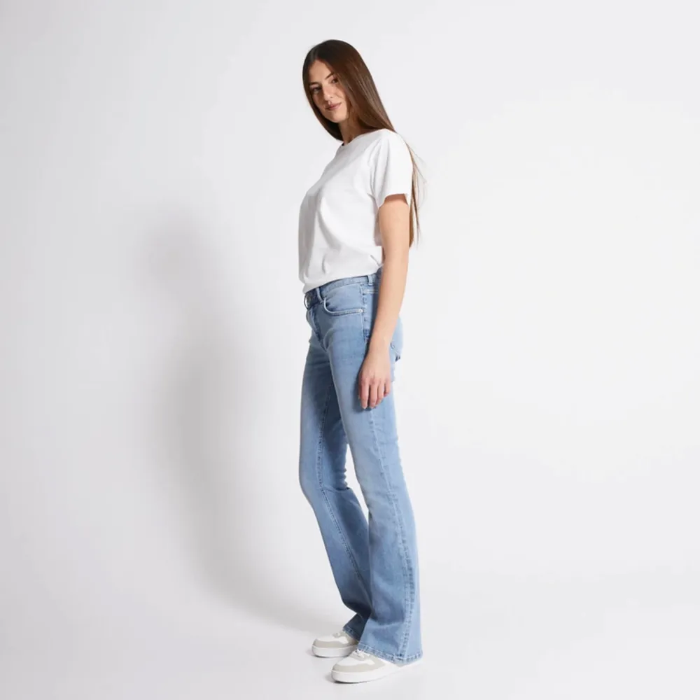 Säljer dessa low waist bootcut jeans från lager 157 i färgen ”light used”. Säljes pga att de är förstora för mig. Har inte använts så mycket så de är väldigt bra skick.❤️. Jeans & Byxor.