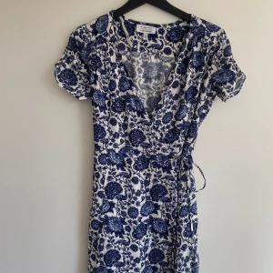 Kort klänning & Other Stories - Kort sommarklänning (mini) i stl S, i viskos bland annat, i felfritt skick