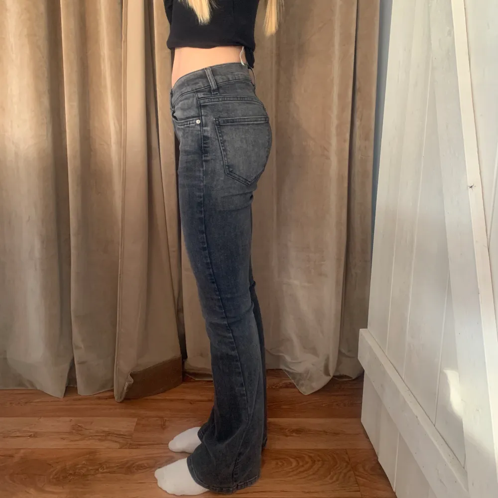 Low waist Gina tricot jeans i mörkgrå boootcut.  Väldigt bra skick använda 2-3 gånger. Säljer pga av för små. Jeans & Byxor.