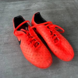 NIKE, fotbollsskor  - Knappt använda, strl 38,5