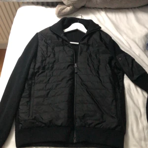 J.Lindeberg cardigan - Tja, jag säljer min J.Lindeberg Cardigan för att den är för stor för mig och den är helt oanvänd! Nypris 3000kr och mitt pris 1500kr