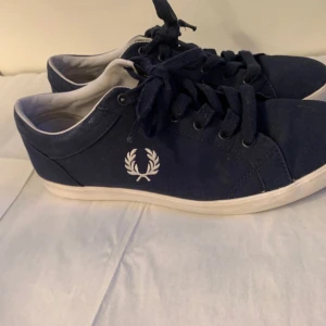 Fred Perry sneakers  - Skorna är använda men i bra skick,  bara att skriva om du har någon fråga!