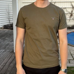 GANT t-shirt grön - T-shirt från GANT i nyskick
