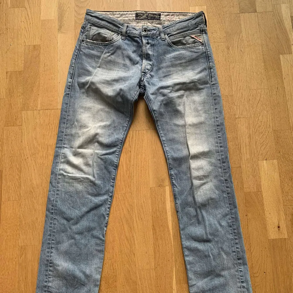 Säljer dessa feta Replay Jeans i bra skick! Nypris ca 1500 mitt pris 375. Tveka inte att höra av er vid minsta fråga!😃. Jeans & Byxor.