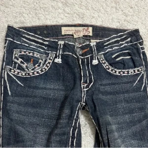 Lowrise jeans med strass - säljer desa jätte fina jeans som jag köpte på plick men då dom inte passar mig 🫶🏼 I perfekt skick 💕 Innerbens är 75cm och midjan 73cm 🙌  vill sälja snabbt!!