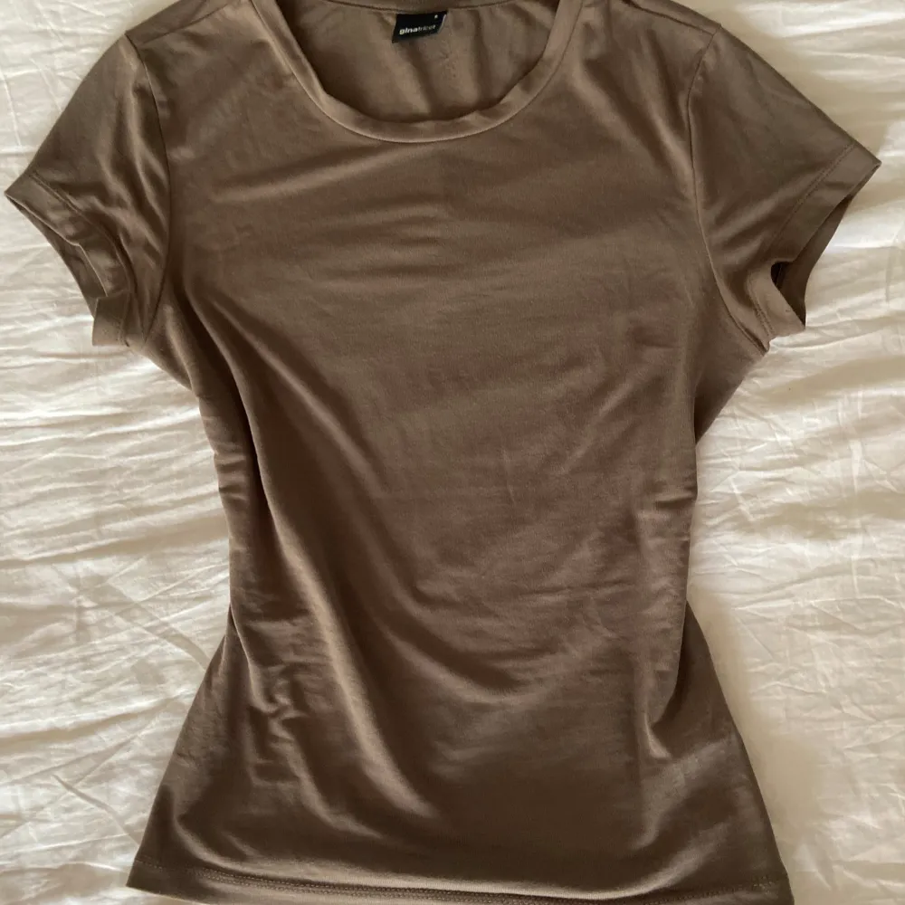 🛑LÄS MIN BIO FÖRST🛑Säljer denna skims-liknade tröja från Gina då jag tyckte att färgen inte passade mig💕Endast använd ett fåtal gånger hemma så inga defekter alls🫶🏼. Toppar.