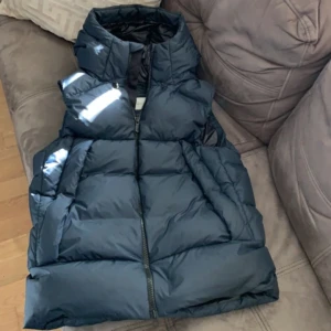 Sail racing väst  - Sail racing väst i nyskick, storlek L.  Nypris 3000kr.