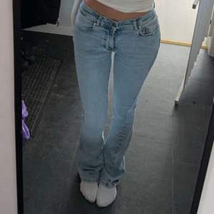 lågmidjade ljusblå jeans från bikbok🩷 aldrig använda! köpa för 700kr🩷 stretchiga och mycket sköna!