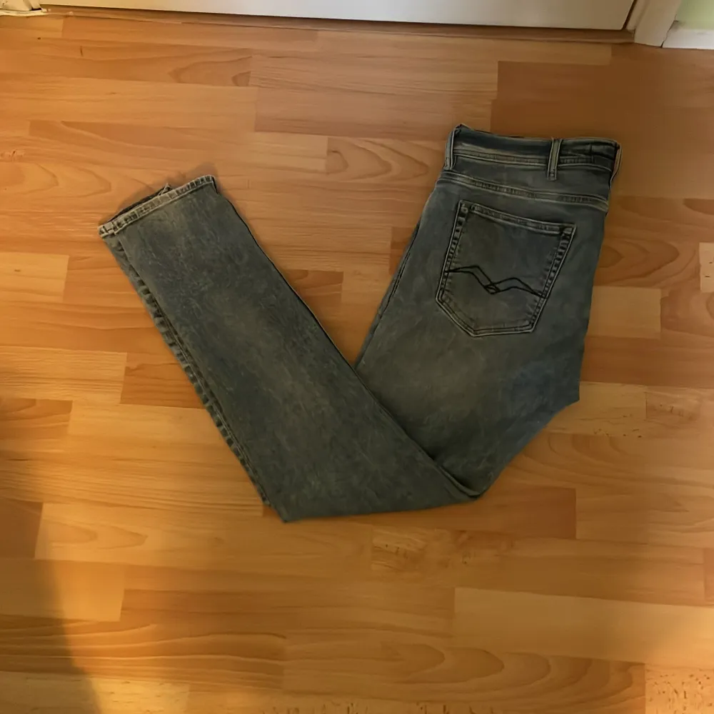 Stiliga ljusblå Replay jeans i storlek W33/L32 med en snygg slitning på vänster sida, har dock ett litet hål mellan byxorna. Perfekta till sommaren, tveka inte på att höra av dig om du är intresserad! Nypris 1800. Jeans & Byxor.