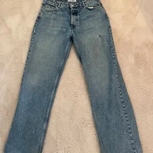 Just junkies jeans i 34/34 Säljer för att bli av med Finns två tråkiga hål ett på framsidan och ett på ena bakfickan, i övrigt ett par schyssta jeans med snygg passform. Midjemått rakt över 45cm, totallängd 114cm, benöppning 24 cm.
