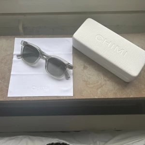 Chimi  - Hej! Säljer dessa tvär feta chimi solglasögon pågrund av att de ej kommer till användning längre. Modellen är 02 grey. De är sparsamt använda därav väldigt bra skick 8/10. Allt på bilderna följer med! Pris kan diskuteras vid snabb affär😊