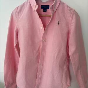 Snygg rosa  Ralph lauren skjorta med fin broderad häst